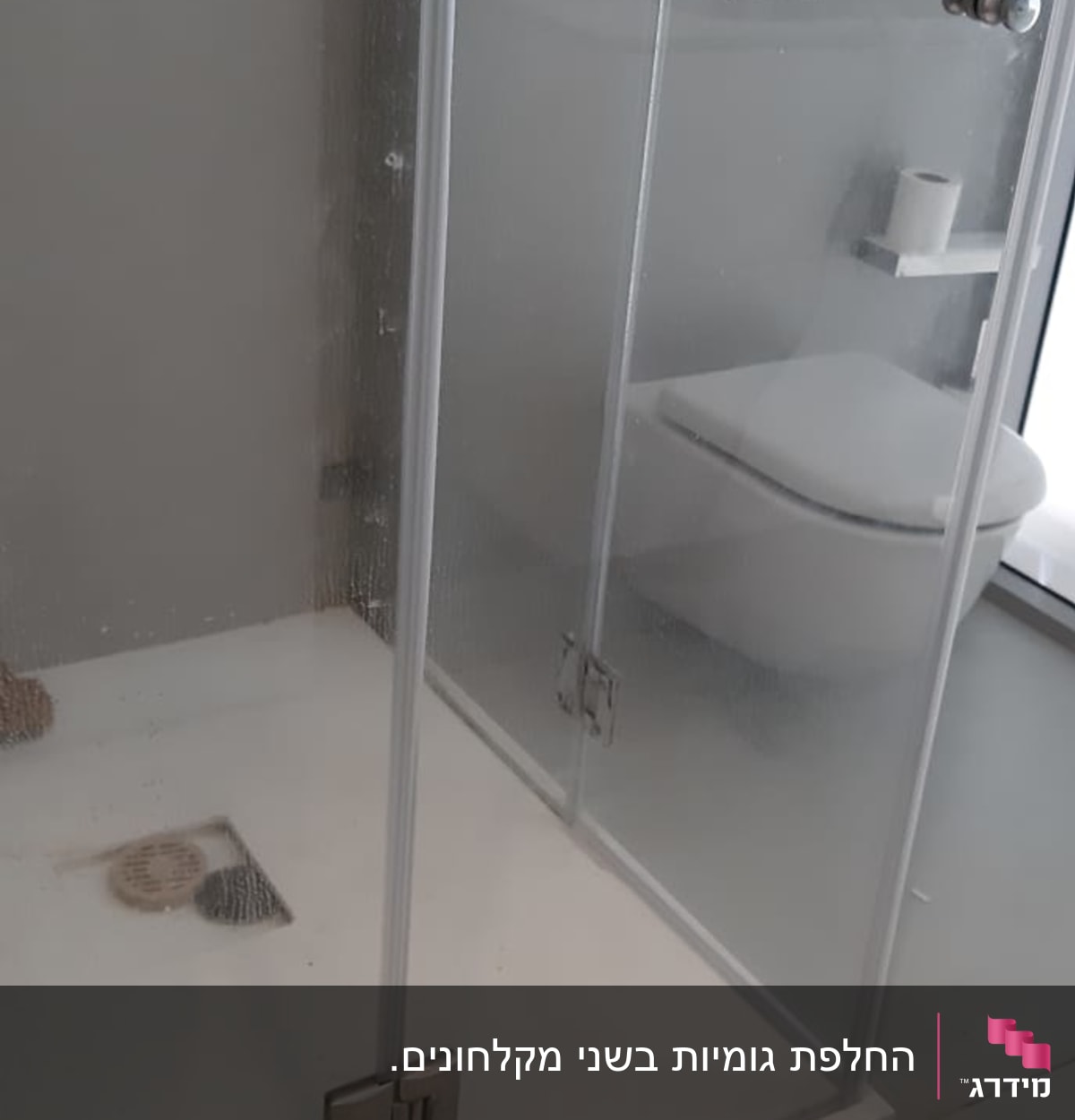 דלת זכוכית למקלחת עם ידית מתכת